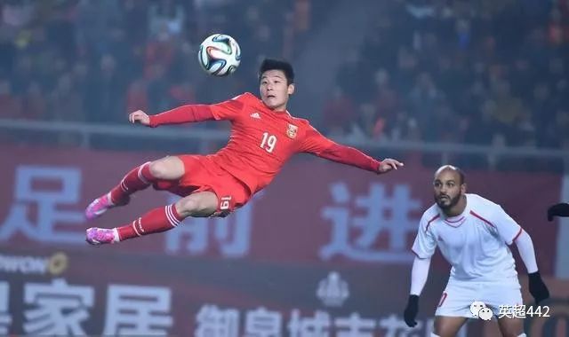 杏彩体育官网- 英超亚洲球员闪耀，三镇外援齐建功  